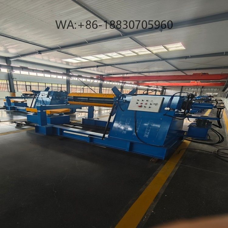 Dérouleuse hydraulique automatique avec système de chargement, capacité élevée et efficacité renforcée.
