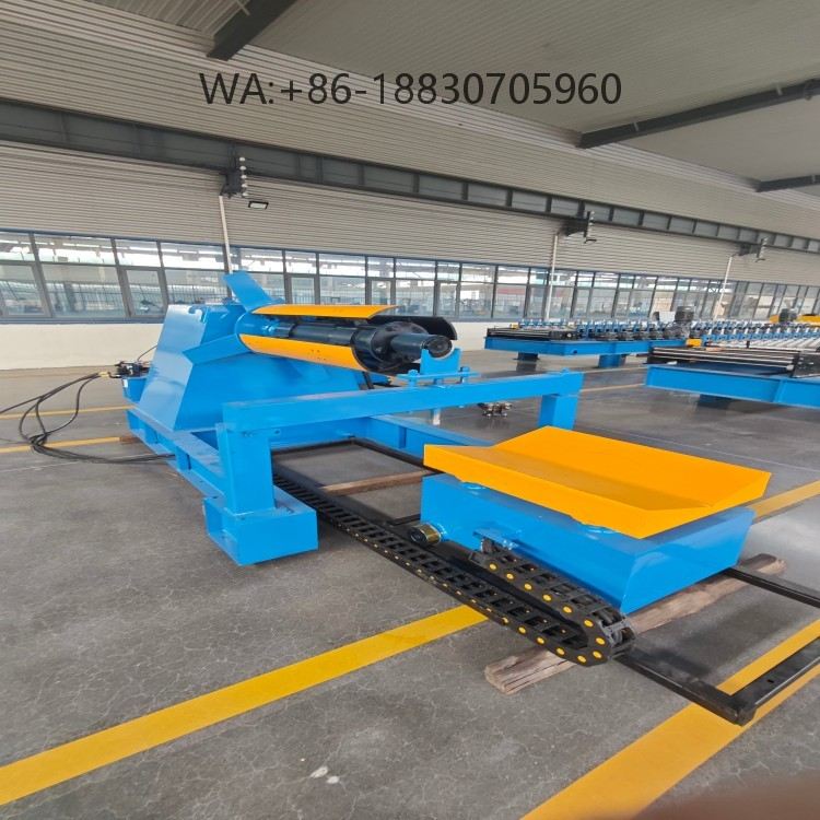 Dérouleuse hydraulique automatique avec système de chargement, capacité élevée et efficacité renforcée.