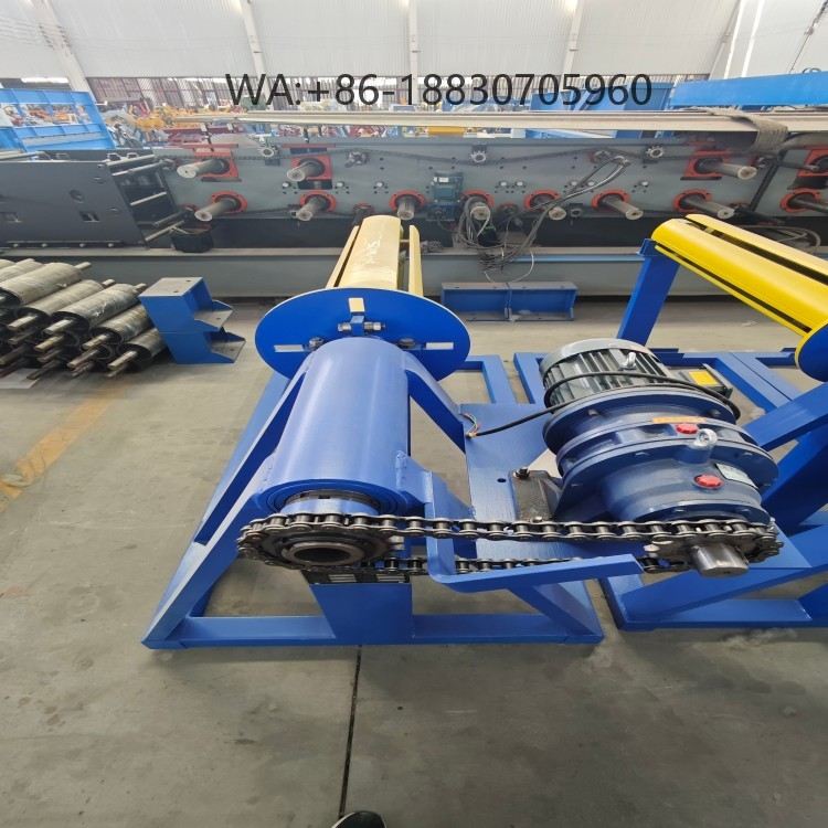 Dérouleur électrique automatique pour bobines d’acier, précis et stable, idéal pour lignes de production à haut rendement.