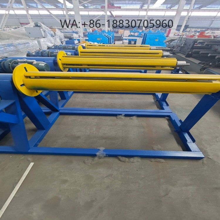 Dérouleur électrique automatique pour bobines d’acier, précis et stable, idéal pour lignes de production à haut rendement.