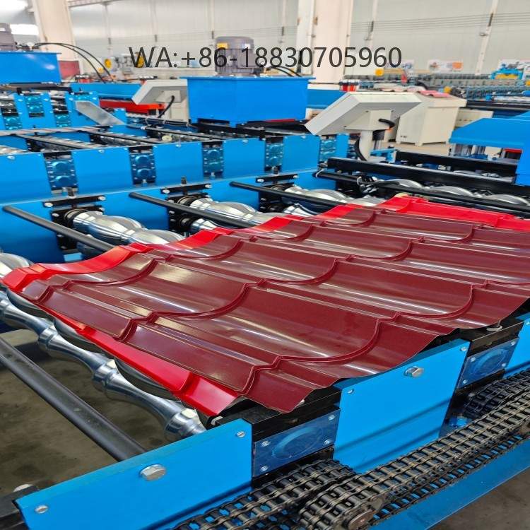 Machine de formage multi-ondes pour carreaux &eacute;maill&eacute;s, offrant divers styles de toitures esth&eacute;tiques et robustes.