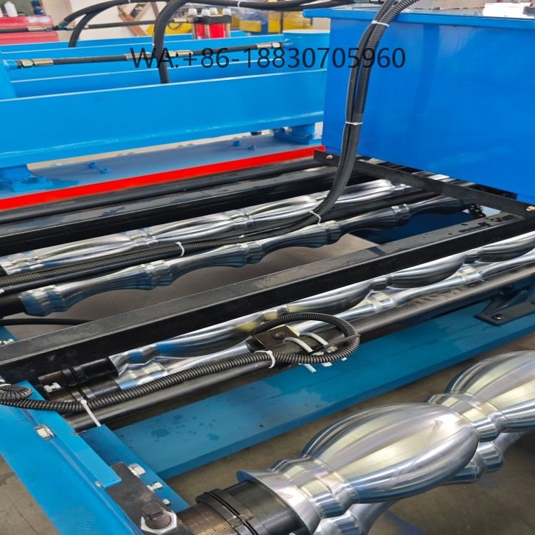Machine de formage multi-ondes pour carreaux &eacute;maill&eacute;s, offrant divers styles de toitures esth&eacute;tiques et robustes.