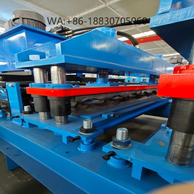 Machine de formage multi-ondes pour carreaux &eacute;maill&eacute;s, offrant divers styles de toitures esth&eacute;tiques et robustes.