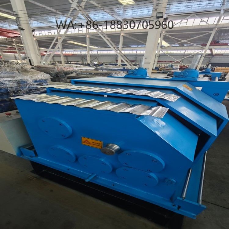 Machine de formage de tôles ondulées fines, conçue pour produire des panneaux légers, solides et économiques.