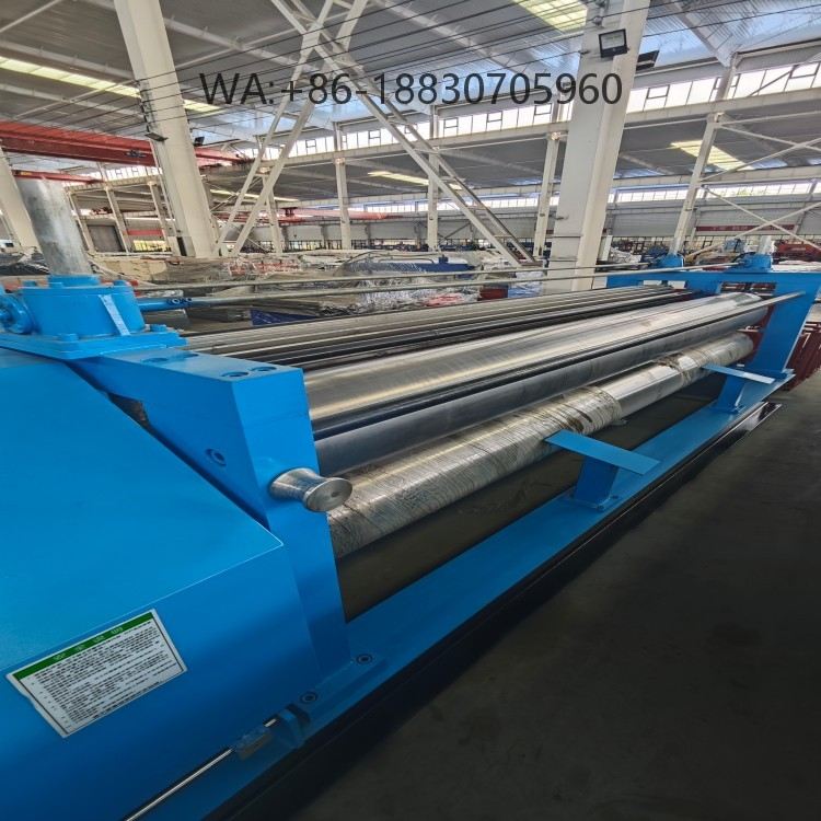 Machine de formage de tôles ondulées fines, conçue pour produire des panneaux légers, solides et économiques.
