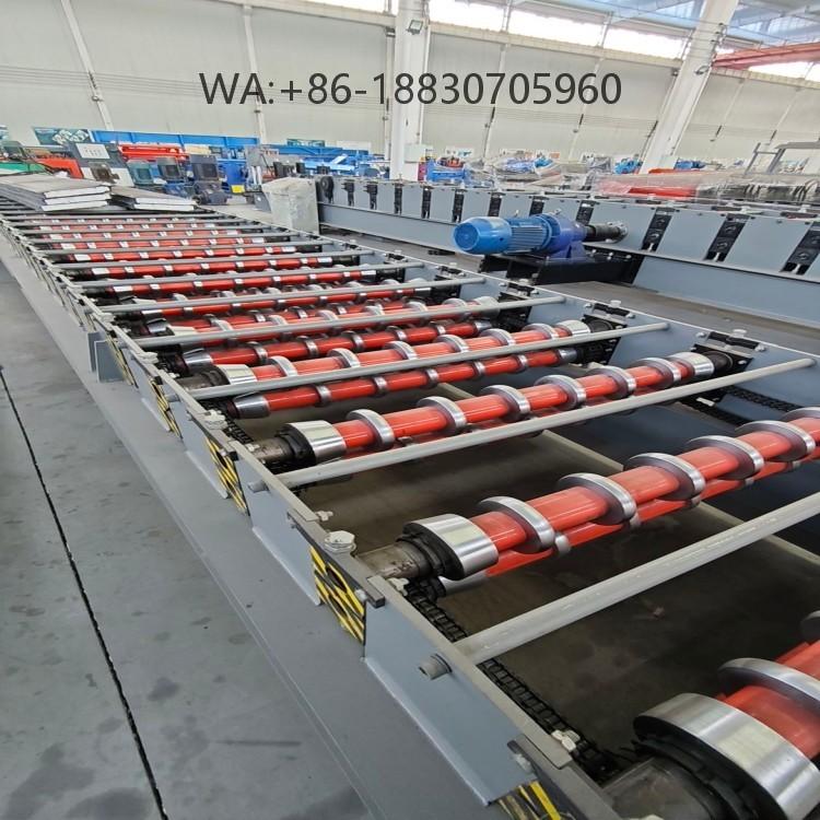 Machine de formage 838 ondulée, fiable et efficace, pour la production de panneaux solides de toiture et de mur.
