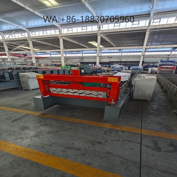 Machine de formage 838 ondulée, fiable et efficace, pour la production de panneaux solides de toiture et de mur.