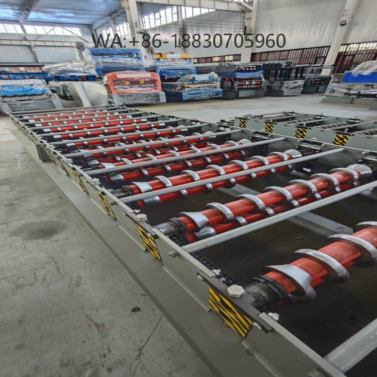 Machine de formage 838 ondulée, fiable et efficace, pour la production de panneaux solides de toiture et de mur.