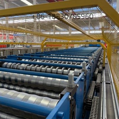 Mesin pembentuk panel atap bergelombang 990 menghasilkan lembaran atap berkualitas tinggi dengan daya tahan dan estetika yang unggul.