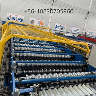 Zaobljeni krovni panel 990 ima široku efektivnu širinu pokrivanja i idealan je izbor za kupce koji traže pristupačniju cijenu. Naš stroj za zaobljene krovne panele 990 može se prilagoditi raznim potrebama, uključujući brzinu i debljinu.