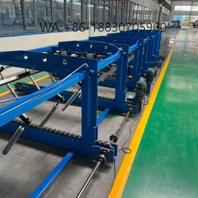 L'empileur de panneaux de toiture est une machine fabriquée par Xinnuo, complémentaire à la machine de formage. Il permet de collecter les panneaux de toiture formés et de les empiler soigneusement.