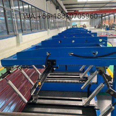 L'empileur de panneaux de toiture est une machine fabriquée par Xinnuo, complémentaire à la machine de formage. Il permet de collecter les panneaux de toiture formés et de les empiler soigneusement.