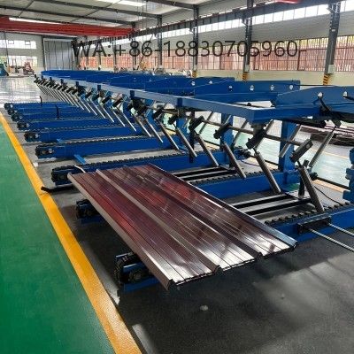 L'empileur de panneaux de toiture est une machine fabriquée par Xinnuo, complémentaire à la machine de formage. Il permet de collecter les panneaux de toiture formés et de les empiler soigneusement.
