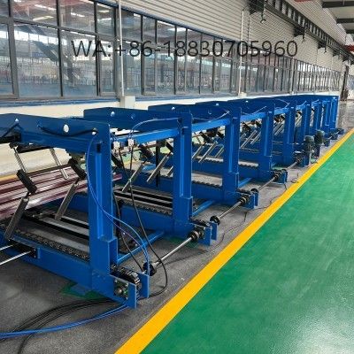 L'empileur de panneaux de toiture est une machine fabriquée par Xinnuo, complémentaire à la machine de formage. Il permet de collecter les panneaux de toiture formés et de les empiler soigneusement.