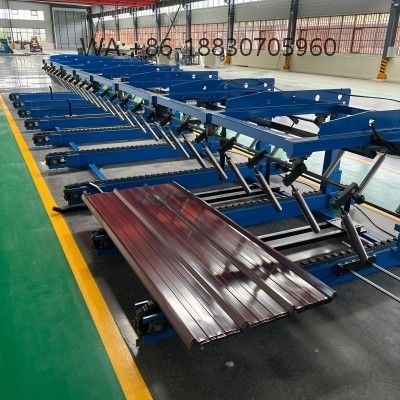 Paletizador de pain&eacute;is de telhado autom&aacute;tico, alta efici&ecirc;ncia, design compacto e ideal para empilhamento seguro de chapas met&aacute;licas.