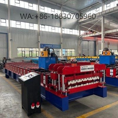 Machine de formage 1000 tuiles émaillées, durable et précise, idéale pour la production de toitures esthétiques et résistantes.