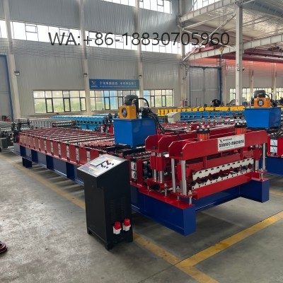 Machine de formage 1000 tuiles émaillées, durable et précise, idéale pour la production de toitures esthétiques et résistantes.