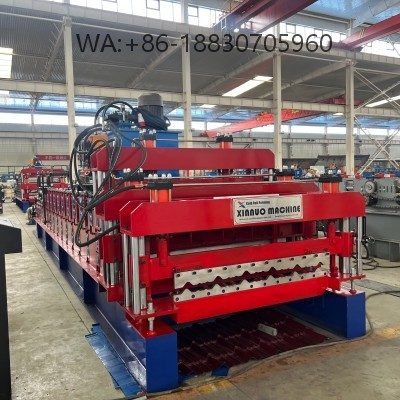 Machine double couche pour carreaux émaillés, production flexible avec gain de place et haute efficacité.