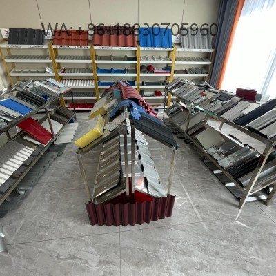 A m&aacute;quina para telhas de cumeeira &eacute; usada para cobrir as juntas do telhado. A m&aacute;quina para telhas de cumeeira da Xinnuo pode produzir uma variedade de belas telhas de cumeeira, de acordo com as necessidades do cliente.