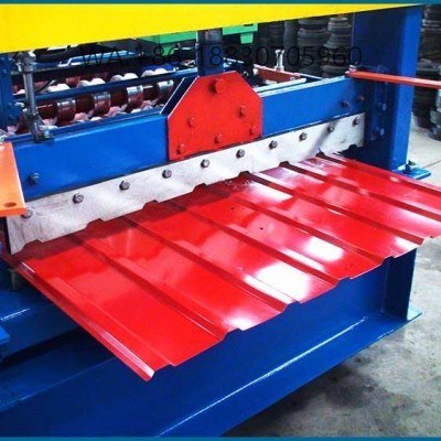 Pain&eacute;is de telhado com largura efetiva de 900 mm s&atilde;o muito populares no mercado sul-americano. Esta m&aacute;quina XINNUO foi especialmente projetada para produzir pain&eacute;is de telhado trapezoidais de 900 mm com altura de 40 mm.