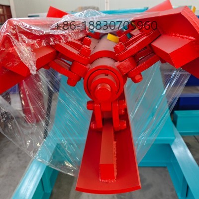 Alat pembuka gulungan baja manual untuk lini roll forming. Struktur stabil, pengoperasian sederhana, biaya rendah, cocok untuk produksi panel atap dan dinding.