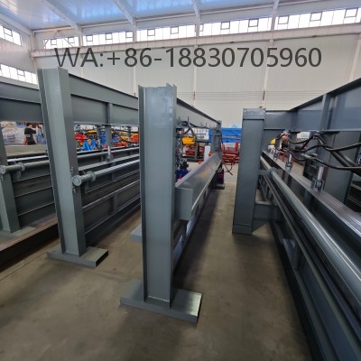 Máquina de dobrar para chapas metálicas, ideal para dobras precisas. Estrutura robusta, operação estável e adequada para aplicações industriais e construção metálica.