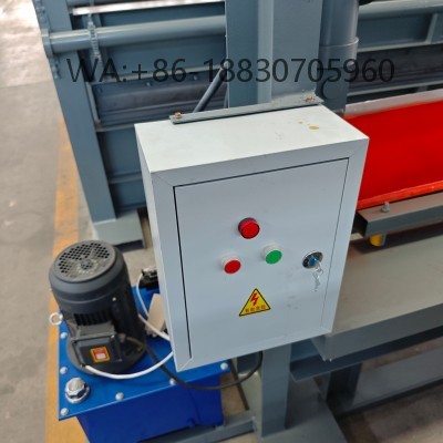 Máquina de dobrar para chapas metálicas, ideal para dobras precisas. Estrutura robusta, operação estável e adequada para aplicações industriais e construção metálica.
