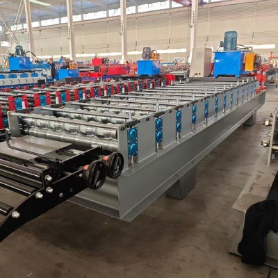 Mesin pembentuk Spandek aluminium untuk atap logam ringan, kecepatan stabil, kontrol otomatis, cocok untuk proyek industri dan bangunan komersial.
