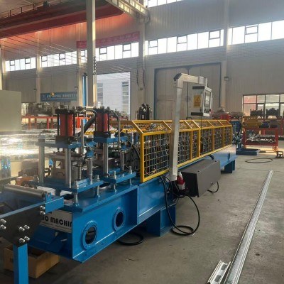 Machine à portes roulantes pour panneaux acier, formage précis, structure robuste, adaptée aux portes industrielles et commerciales, personnalisation disponible.