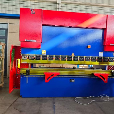 Mesin pembengkok CNC untuk pembengkokan pelat logam akurat, kontrol PLC, efisiensi tinggi, cocok untuk industri fabrikasi baja dan manufaktur.
