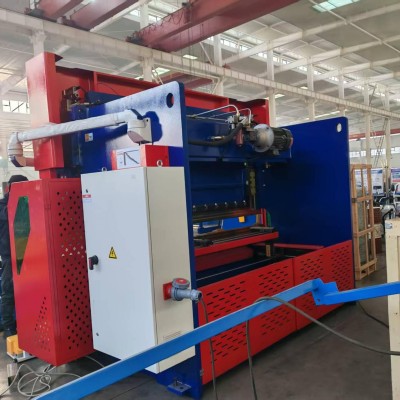 Mesin pembengkok CNC untuk pembengkokan pelat logam akurat, kontrol PLC, efisiensi tinggi, cocok untuk industri fabrikasi baja dan manufaktur.