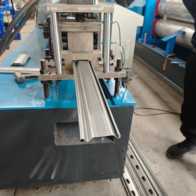 Mesin pintu rol penutup untuk produksi tirai baja berkualitas tinggi. Operasi stabil, kecepatan fleksibel, dan mendukung berbagai spesifikasi sesuai kebutuhan pasar.