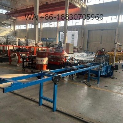Rak penerima material untuk mesin roll forming, mendukung penyangga dan penataan produk jadi, struktur stabil, cocok untuk panel atap dan dinding.