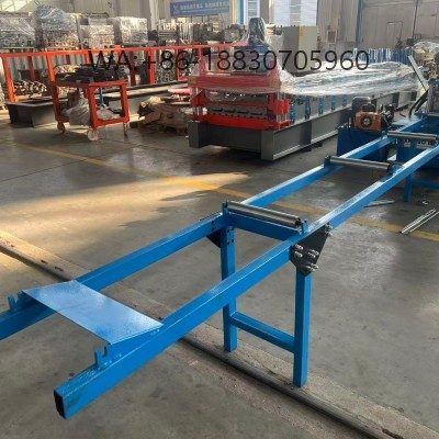 Rak penerima material untuk mesin roll forming, mendukung penyangga dan penataan produk jadi, struktur stabil, cocok untuk panel atap dan dinding.