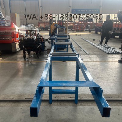 Rak penerima material untuk mesin roll forming, mendukung penyangga dan penataan produk jadi, struktur stabil, cocok untuk panel atap dan dinding.