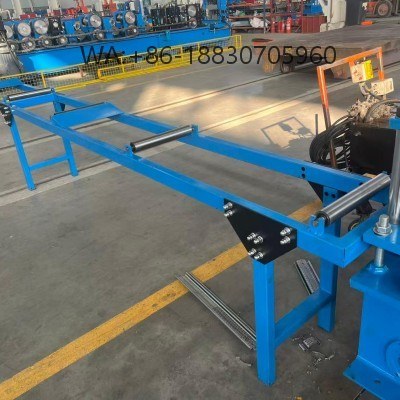 Rak penerima material untuk mesin roll forming, mendukung penyangga dan penataan produk jadi, struktur stabil, cocok untuk panel atap dan dinding.