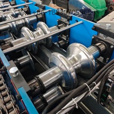 M&aacute;quina industrial de guardrail rodovi&aacute;rio, estrutura resistente, alta precis&atilde;o. Ideal para perfis W-beam, customiza&ccedil;&atilde;o de especifica&ccedil;&otilde;es, f&aacute;brica direta para projetos de seguran&ccedil;a vi&aacute;ria.