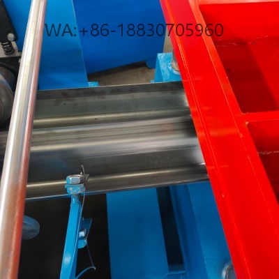 M&aacute;quina industrial de guardrail rodovi&aacute;rio, estrutura resistente, alta precis&atilde;o. Ideal para perfis W-beam, customiza&ccedil;&atilde;o de especifica&ccedil;&otilde;es, f&aacute;brica direta para projetos de seguran&ccedil;a vi&aacute;ria.