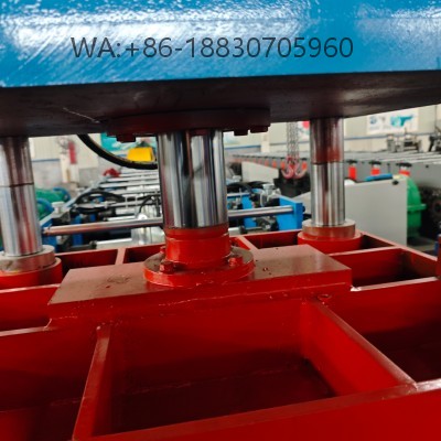 M&aacute;quina industrial de guardrail rodovi&aacute;rio, estrutura resistente, alta precis&atilde;o. Ideal para perfis W-beam, customiza&ccedil;&atilde;o de especifica&ccedil;&otilde;es, f&aacute;brica direta para projetos de seguran&ccedil;a vi&aacute;ria.