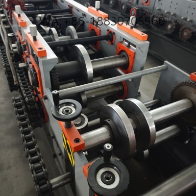 Perfiladeira de perfil U de alta eficiência para produção de vigas de aço, estrutura robusta, precisão de formação. Adequada para estruturas metálicas, customizável de tamanhos e espessuras, fábrica direta para construção civil.