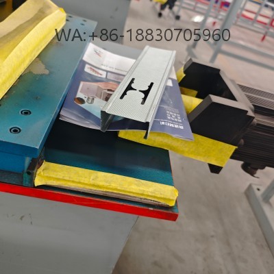 Machine à profilés en acier pour cloisons sèches, robuste Profileuse-pour-cloisons-sèches pour profilés de cloisons sèches, haute précision, personnalisable, usine directe pour projets de construction.