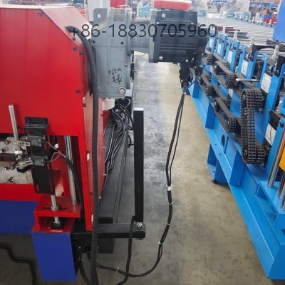 Perfiladeira-de-Telhas profissional para fabricação de telhas metálicas dupla camada TP25 e TP40, resistente, personalizável, ideal para telhados no Brasil.