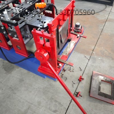 Machine &agrave; goutti&egrave;res professionnelle pour la fabrication de goutti&egrave;res &eacute;tanches et anti-corrosion, adapt&eacute;e aux march&eacute;s africains, personnalisable et usine directe.