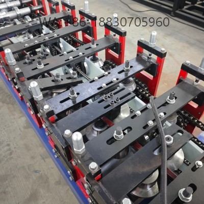 Machine &agrave; goutti&egrave;res professionnelle pour la fabrication de goutti&egrave;res &eacute;tanches et anti-corrosion, adapt&eacute;e aux march&eacute;s africains, personnalisable et usine directe.