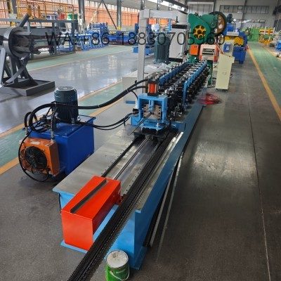 Maquina-perfiladeira-drywall profissional para fabricação de canaletas perfuradas para drywall, perfis precisos e personalizáveis para sistemas de forros no Brasil.
