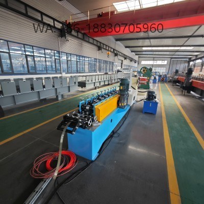 Maquina-perfiladeira-drywall profissional para fabricação de canaletas perfuradas para drywall, perfis precisos e personalizáveis para sistemas de forros no Brasil.