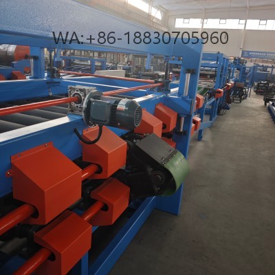 Máquina-de-painéis-sanduíche profissional para fabricação de painéis isolantes térmicos, personalizável para projetos residenciais e industriais no Brasil.