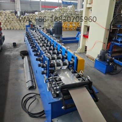 Perfiladeira-de-Telha-de-Cumeeira profissional para fabricação de telhas de cumeeira, resistentes à corrosão e personalizáveis para telhados no Brasil.