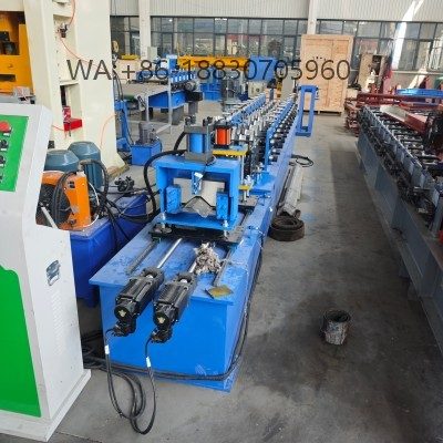 Perfiladeira-de-Telha-de-Cumeeira profissional para fabricação de telhas de cumeeira, resistentes à corrosão e personalizáveis para telhados no Brasil.