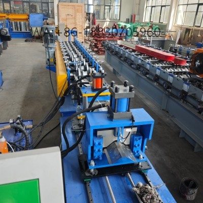 Perfiladeira-de-Telha-de-Cumeeira profissional para fabricação de telhas de cumeeira, resistentes à corrosão e personalizáveis para telhados no Brasil.
